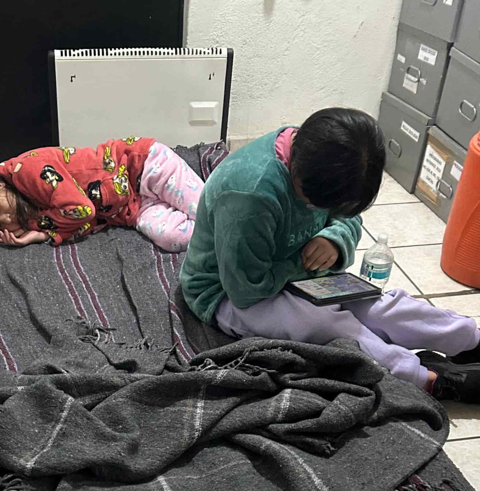 Dos niñas de 12 y 9 años de edad encontradas en la parada de un camión, y quienes salieron de su casa por violencia familiar, fueron auxiliadas por Protección Civil de Escobedo, la Secretaría de Seguridad Ciudadana y el DIF Municipal, en General Escobedo, tras una denuncia a las autoridades.