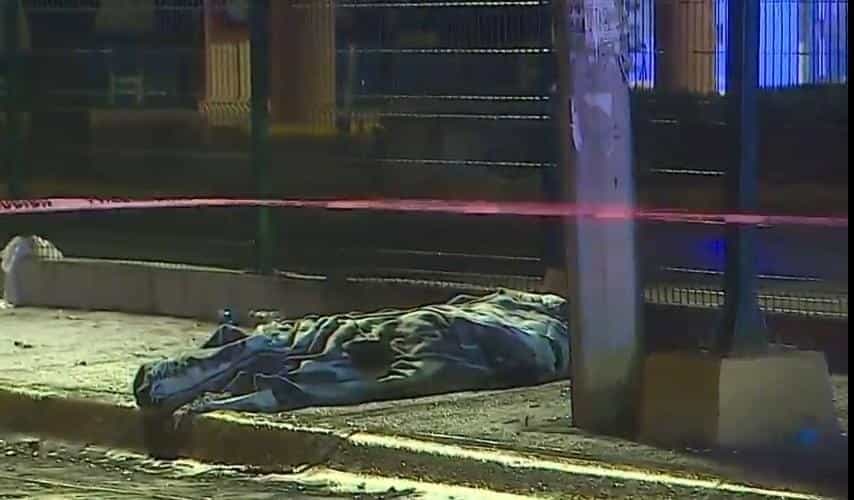 En lo que podría ser la primera víctima de las bajas temperaturas, un hombre de la tercera edad y en situación de calle, fue encontrado sin vida junto a la cerca de Plaza Real, Gonzalitos y Pablo González, en la Colonia Mirador del Obispado, Monterrey.