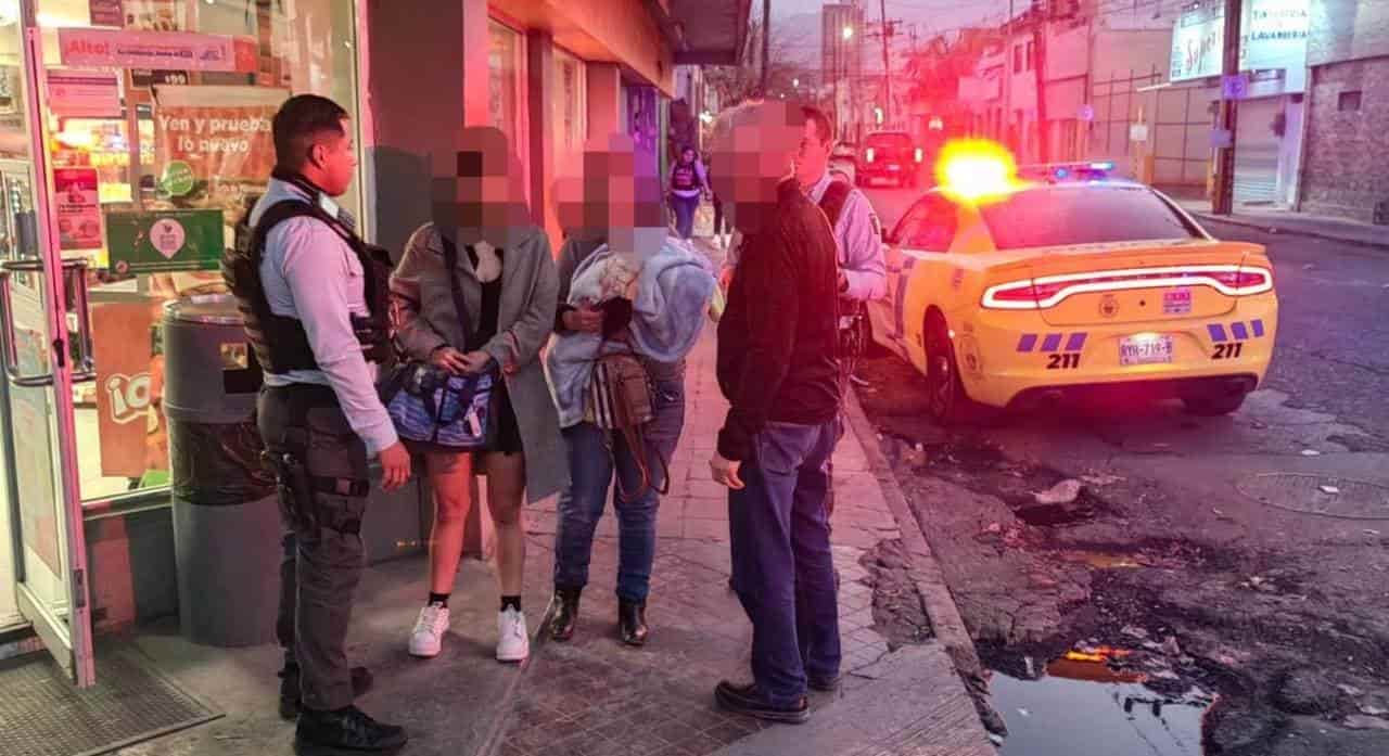 Elementos de la Policía de Monterrey que acudieron a un reporte de supuesta privación ilegal de la libertad de una joven que resultó ser falsa alarma, y se comunicaron con los padres de la afectada mediante el lenguaje de señas al ser sordomudos, cuando acudieron por ella y llevarla a su casa.