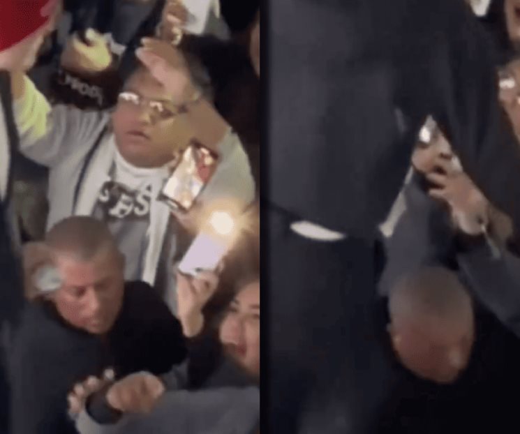 Lanza Peso Pluma agua en la cara de un seguidor