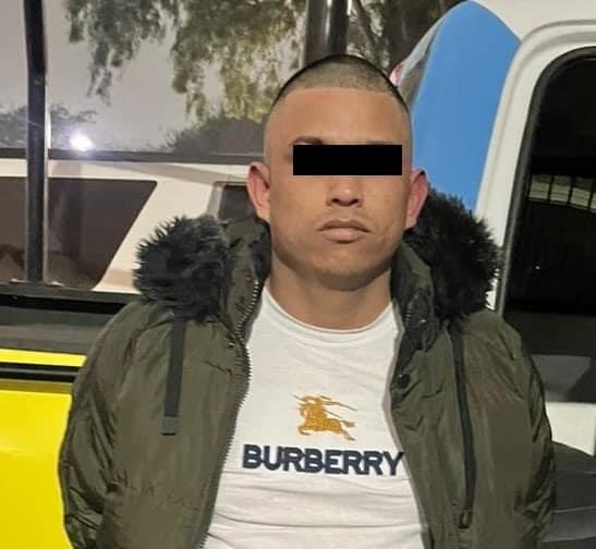 Circulan en contra; traían droga y arma
