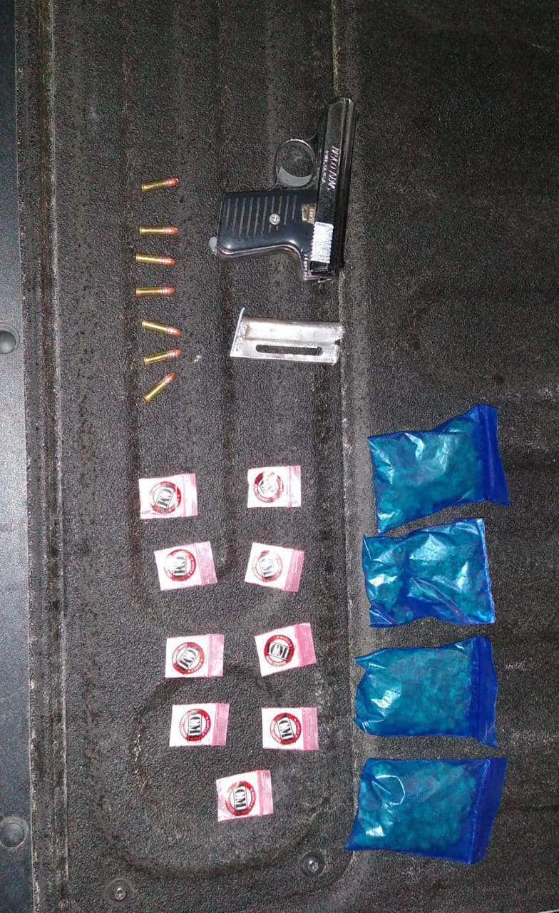 Dos hombres que circulaban en contra a bordo de una motocicleta, fueron detenidos por oficiales de la Policía de Monterrey, por la presunta posesión de varios envoltorios de mariguana, cocaína y un arma de fuego calibre .25; uno de ellos tenía una orden de aprehensión por delitos contra la salud.