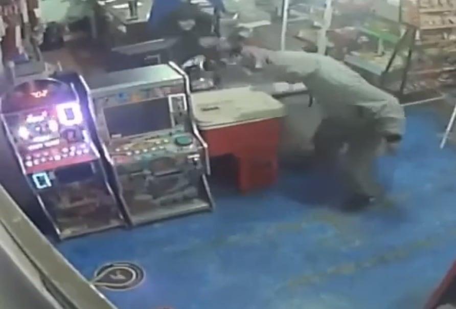 Simula traer arma para asaltar tienda