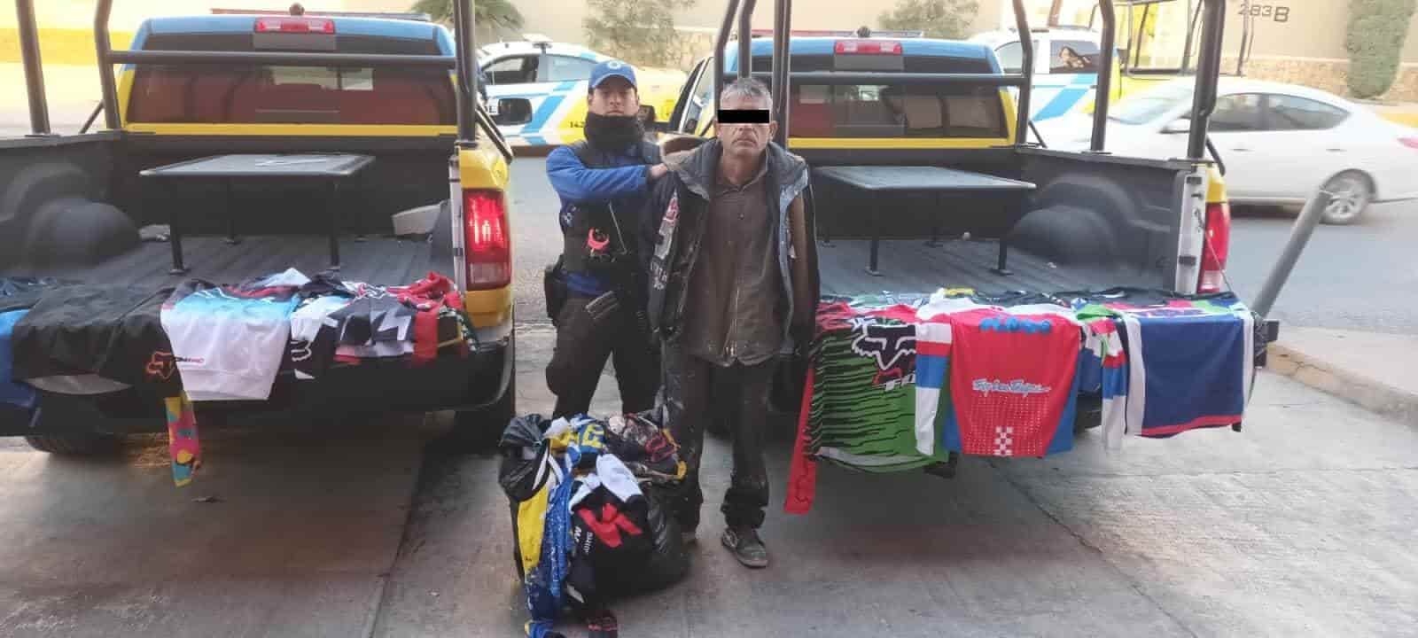 Un hombre fue detenido por oficiales de la Policía de Monterrey, luego de presuntamente ingresar a un negocio por la ventanilla de la puerta principal y apoderarse de ropa diversa, en la colonia Los Altos, al poniente de la ciudad.