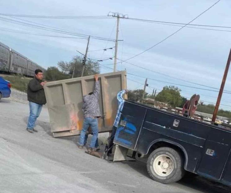 Impacta tren a camión de carga en Linares