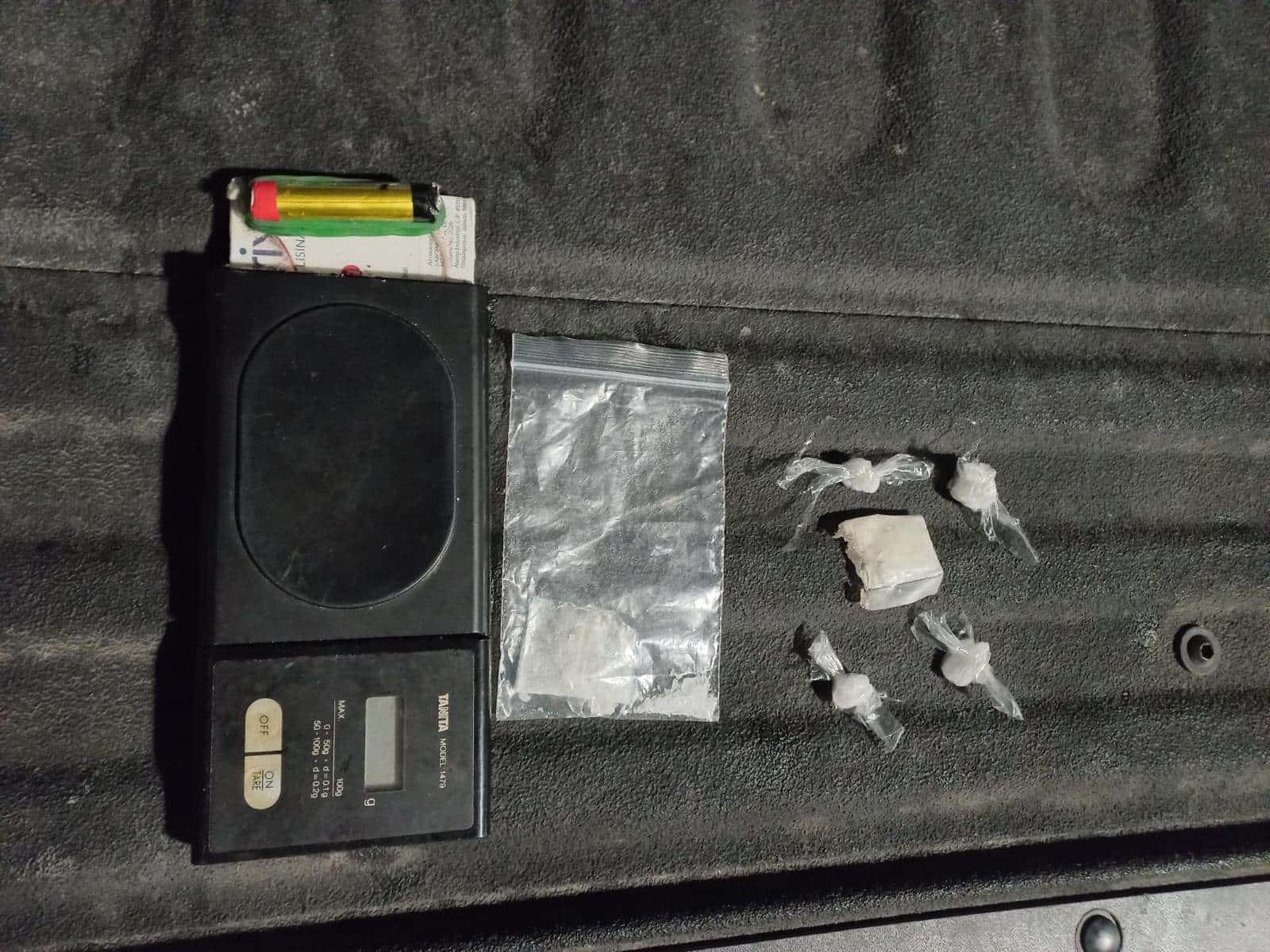 Una pareja fue detenida por oficiales de la Policía de Monterrey, luego de que, al estar discutiendo en la vía pública, les encontraron entre sus pertenencias seis bolsas con una sustancia sólida similar al cristal e igual número con hierba verde con las características de la mariguana, en el centro de la ciudad.