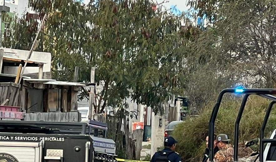 El cuerpo de un hombre calcinada, fue encontrado ayer en un terreno baldío en los alrededores de la Colonia Villas Regina, municipio de Pesquería.