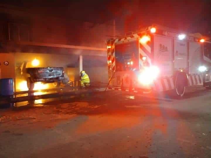 Se incendia camioneta en cochera