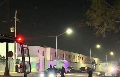 De tres balazos un hombre con antecedentes penales por narcomenudeo, fue ejecutado en su auto frente a una tienda de conveniencia de la que presuntamente había salido, la noche del jueves en la Colonia Residencial Las Estancias, en Apodaca.
