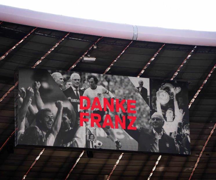 Rinden 45 mil personas homenaje a Franz Beckenbauer en Alemania