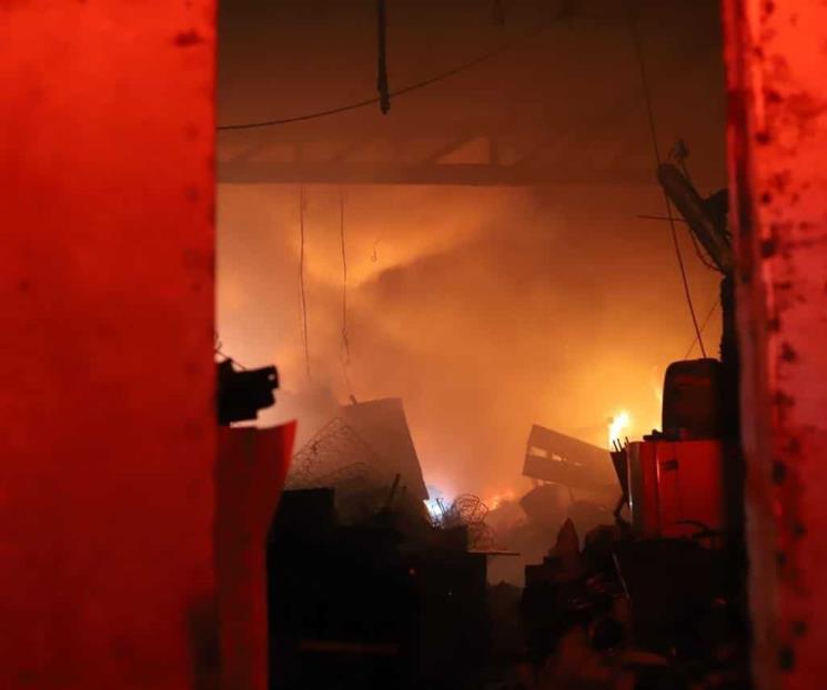 Evacuan a personas por incendio en chatarrera de García