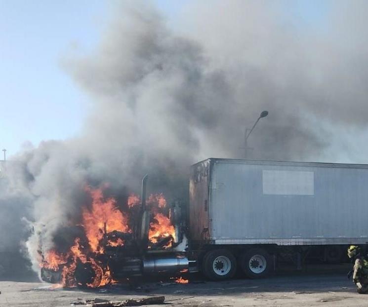 Acaba incendio con tractocamión