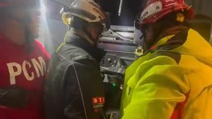 Cae elevador de un quinto piso con 11 personas adentro