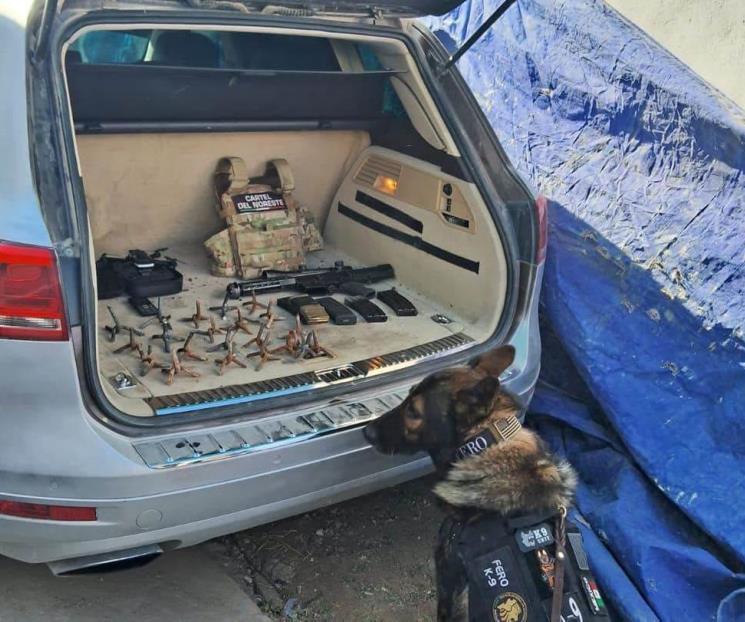 Catean casa en Ciénega de Flores; hallan arma y droga
