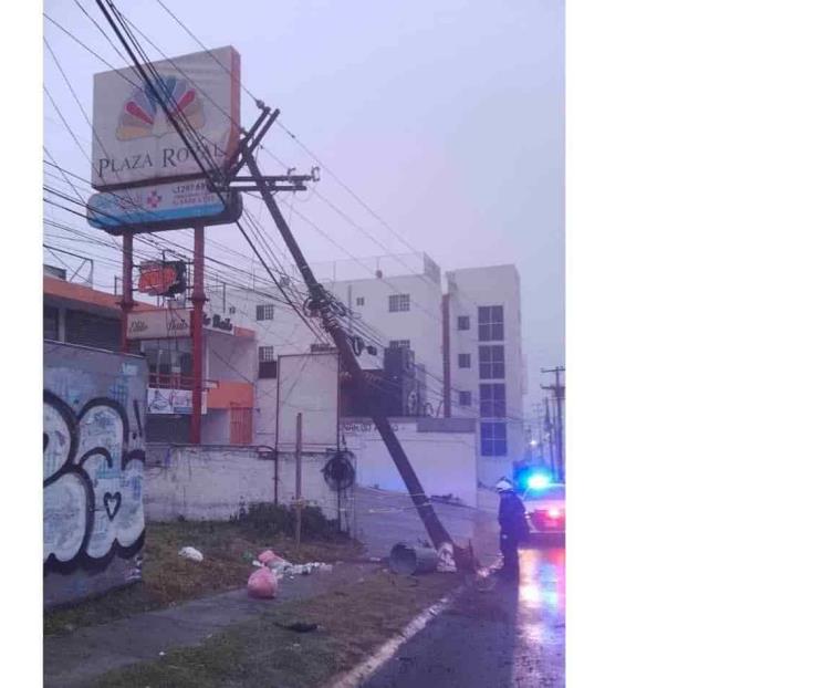 Camioneta se estrella contra poste en Cumbres