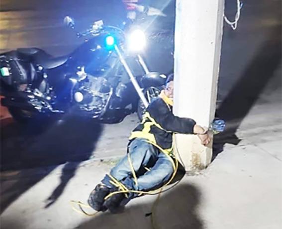 Someten vecinos a asaltante y lo atan a poste