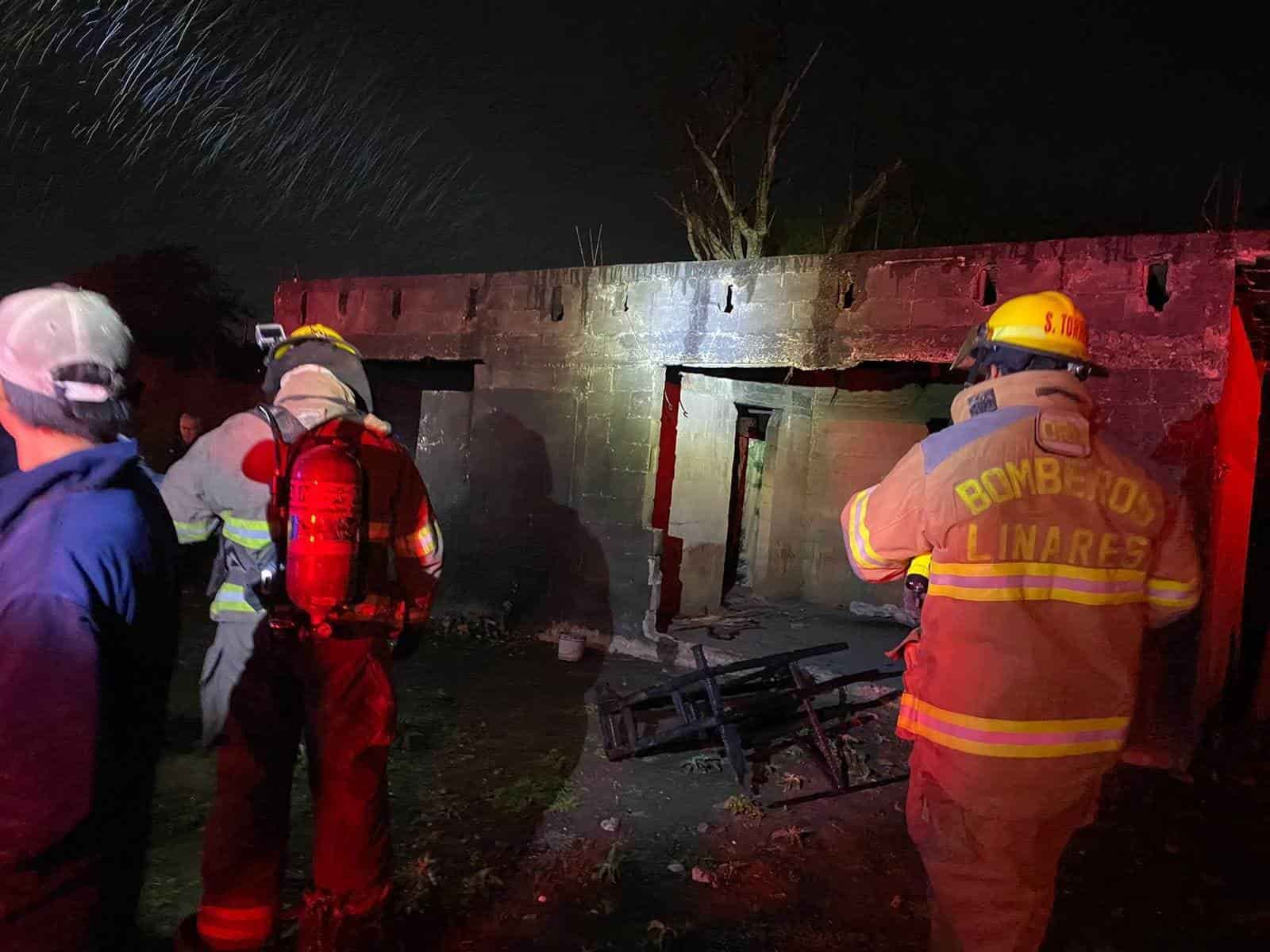 Los puestos de socorro se concentraron en calles de la Colonia Fidel Velásquez, en el municipio de Linares, al reportarse el incendio de una vivienda.