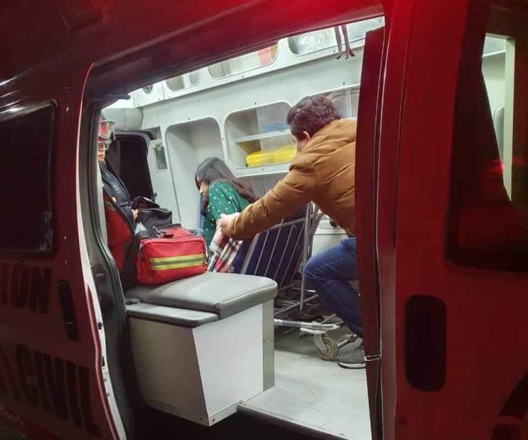 Rescatan del frío a mujer y a su bebé