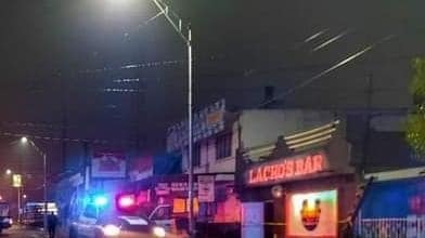 Cuatro personas sin vida, dos hombres y dos mujeres, al parecer empleados del lugar, dejó una múltiple ejecución al interior de un bar en el municipio de Guadalupe perpetrada por un comando armado.