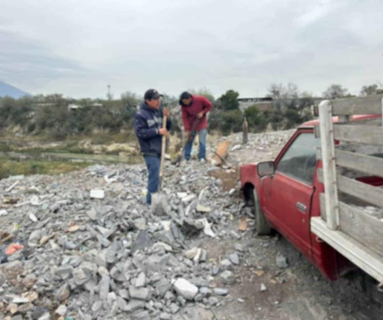 Sorprenden a dos que arrojan escombro al Río Pesquería