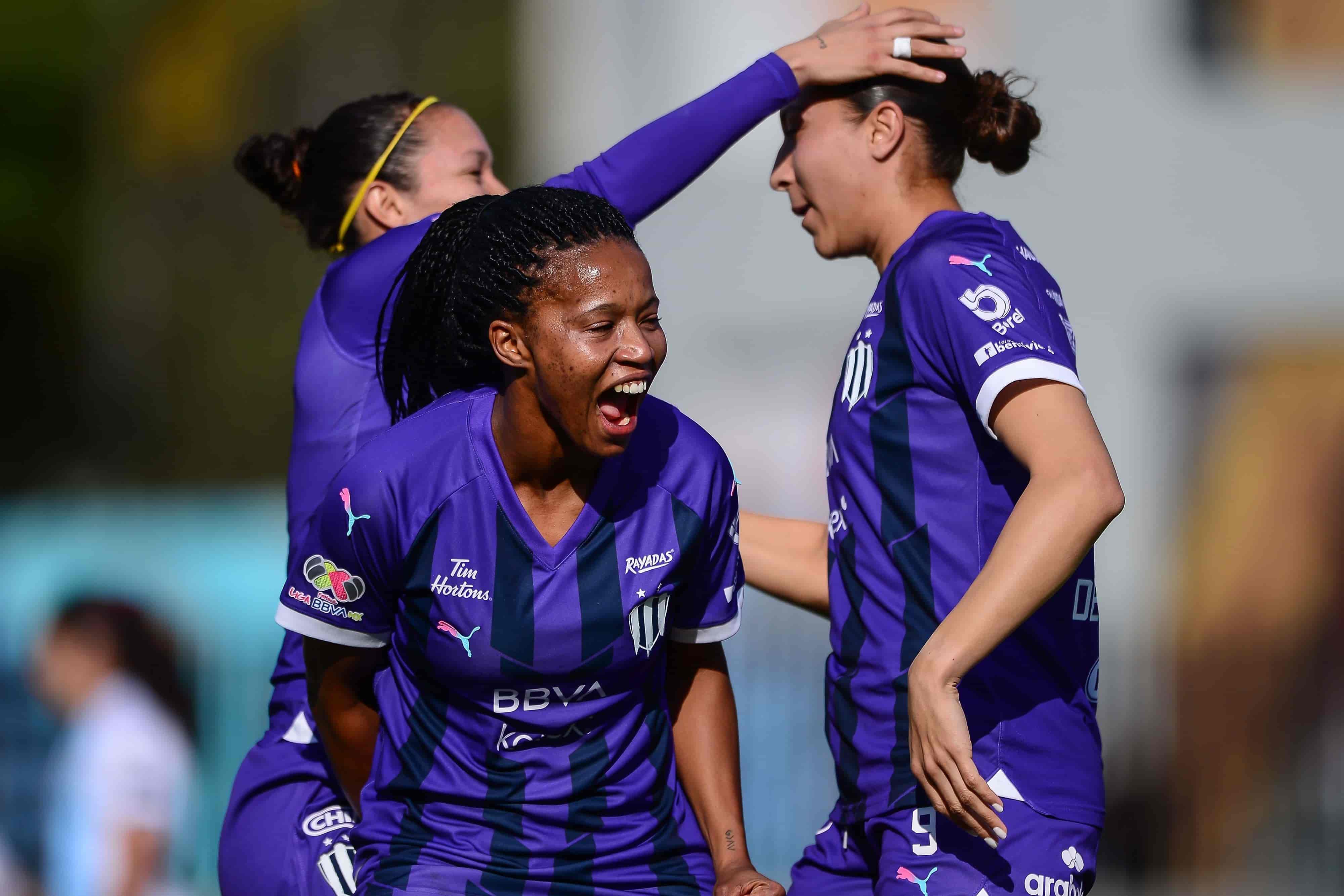 Jermaine Seoposenwe hace el 2-0.