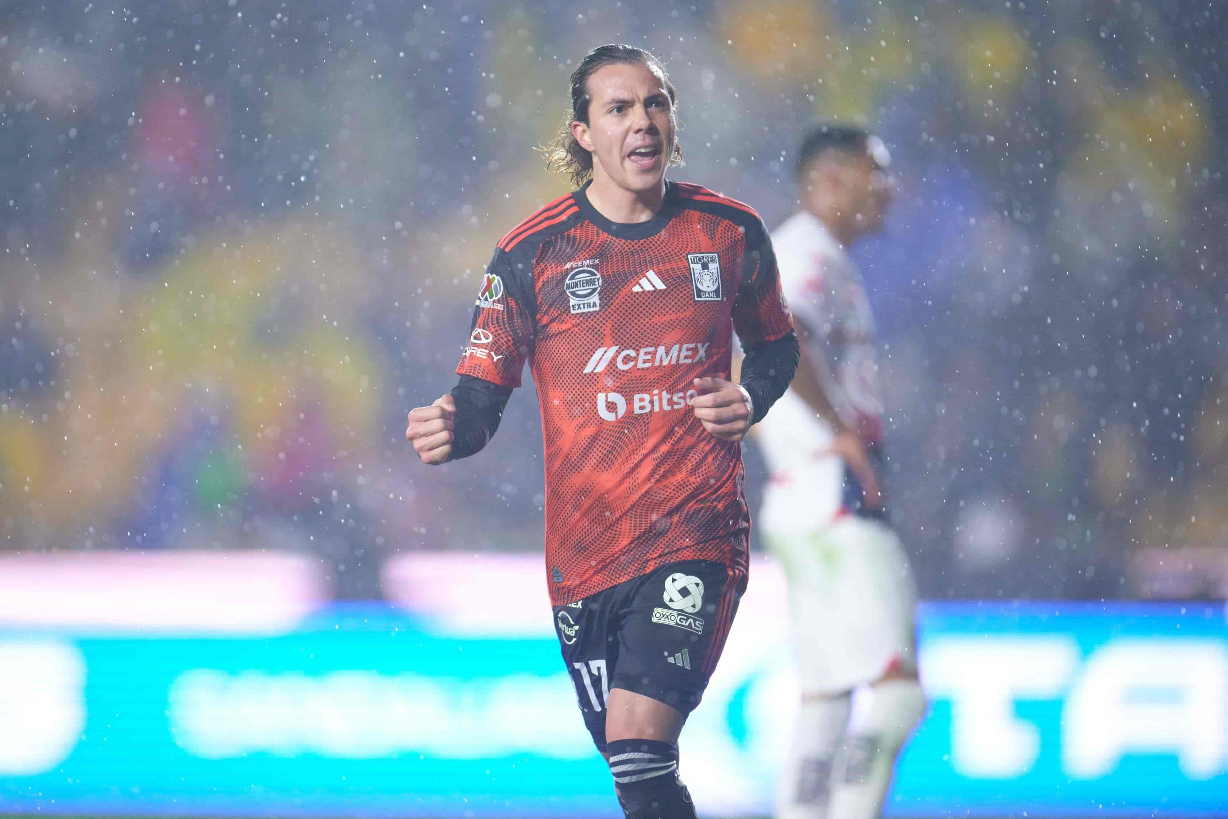Sebastián Córdova hace el 1-0.