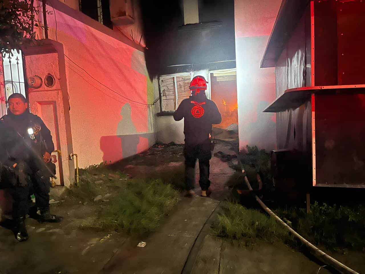 Una mujer sin vida y si hijo lesionado, dejó un incendio registrado la noche del domingo en un domicilio de la Colonia Cosmópolis, municipio de Apodaca.