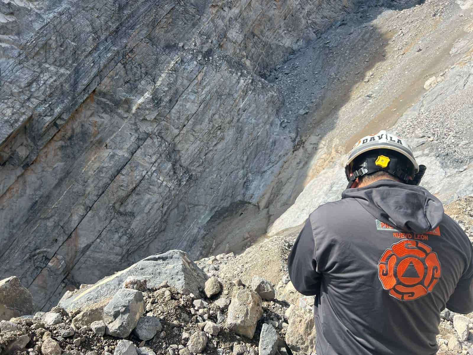 El operador de un bulldozer murió luego de perder el control de la unidad y caer a un barranco de 60 metros de profundidad, en Escobedo.