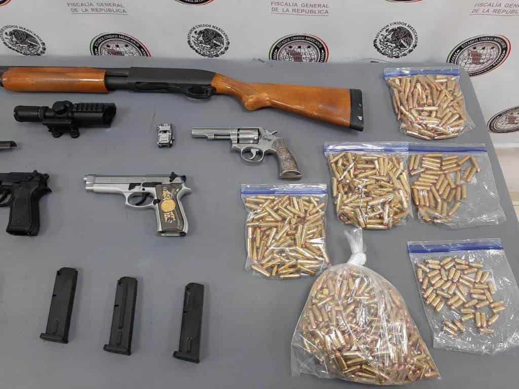 Elementos de la Policía Federal Ministerial de la Fiscalía General de la República en su Fiscalía Federal en el Estado de Nuevo León, detuvieron a una persona que transportaba armas de fuego y cartuchos en Galeana.