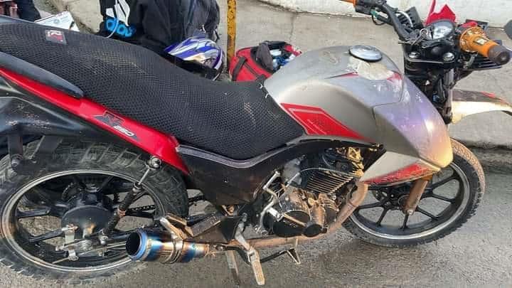 Impacta moto contra camioneta