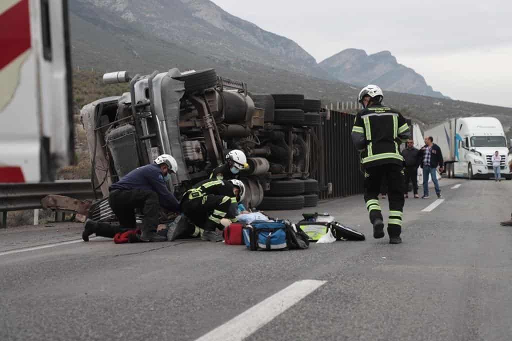 El conductor de un tráiler resultó lesionado luego de volcar su unidad ayer, en la Carretera Monterrey-Saltillo, municipio de García.