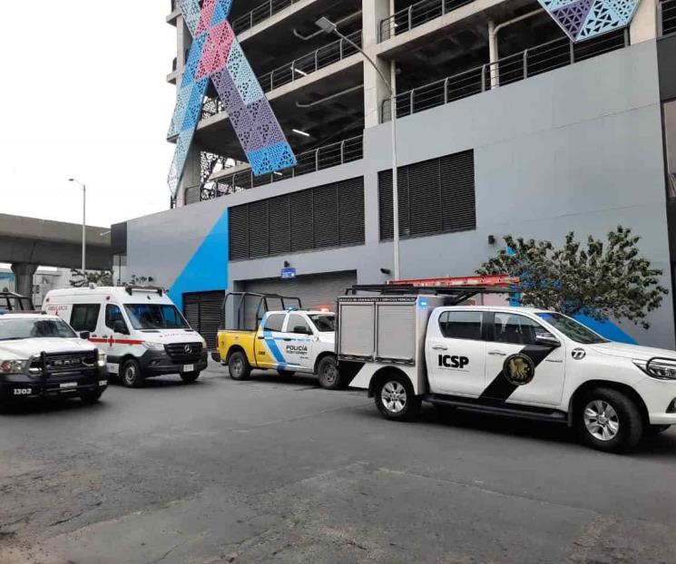 Investigan muerte en un edificio 