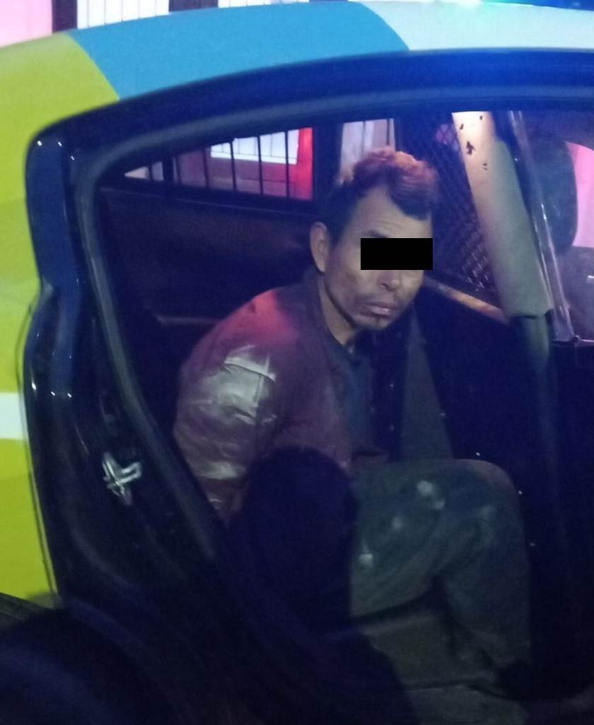 En el momento en que intentaba sustraer un compresor de un plantel educativo, un hombre fue detenido por oficiales de la Policía de Monterrey, en la Colonia Industrial.