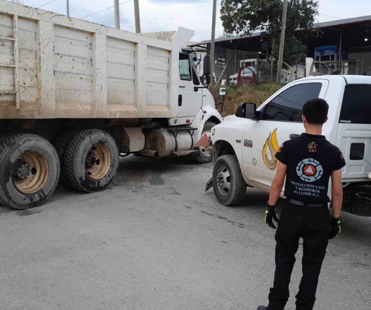Alarma fuga de gas en pipa tras choque