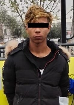 Un joven que se hizo pasar como empleado de un hotel para ingresar a la habitación donde estaban hospedadas dos mujeres, fue detenido ayer por oficiales de la Policía de Monterrey, tras de ser acusado de robo y abuso sexual.
