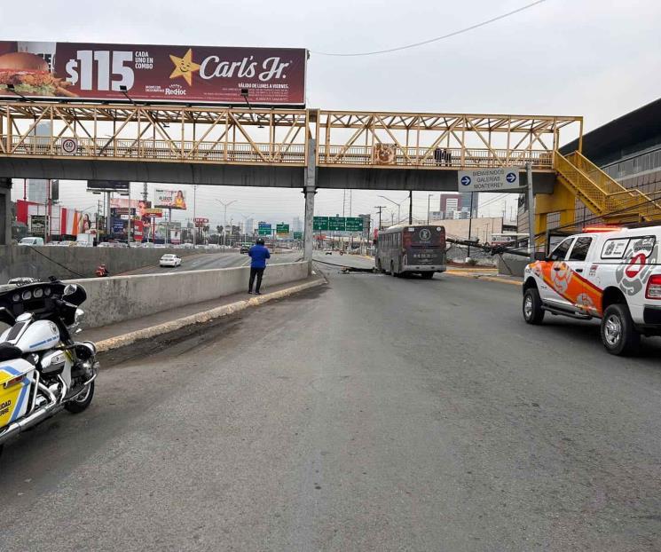 Derriba camión poste y daña otros tres