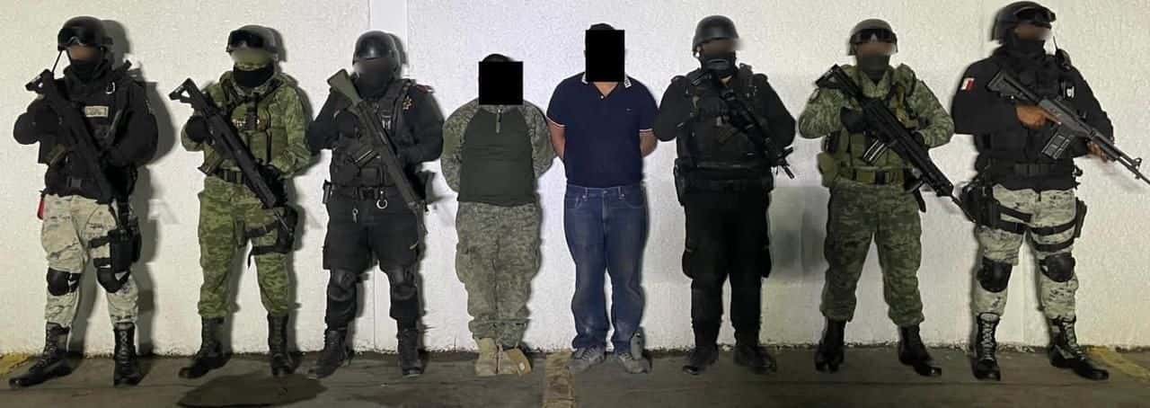 Luego del enfrentamiento registrado el martes en el municipio de China, donde un presunto delincuente fue abatido, elementos de Fuerza Civil en coordinación con el Ejército Mexicano y la Guardia Nacional capturaron a dos civiles armados en la brecha denominada “El Becerro”, en la comunidad Vista Hermosa, en esa misma localidad.