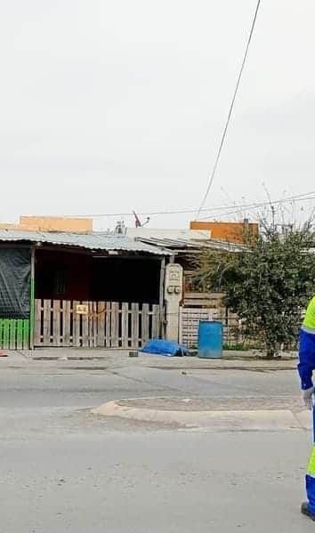 Ante la mirada de diversos testigos, un hombre fue ejecutado de varios balazos, la tarde de ayer en la Colonia Colinas del Aeropuerto, municipio de Pesquería, por hombres armados que viajaban en una motocicleta.