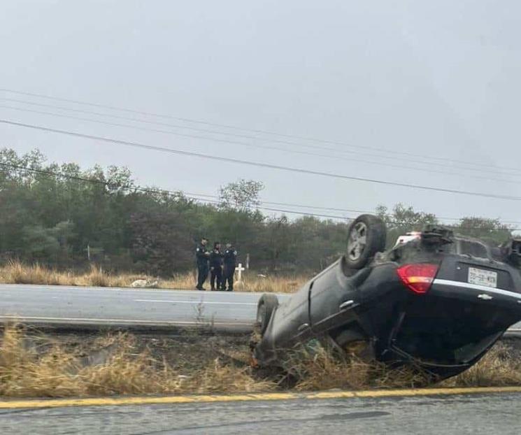 Vuelca auto en Linares