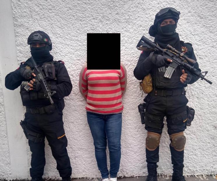 Transporta droga; la detienen