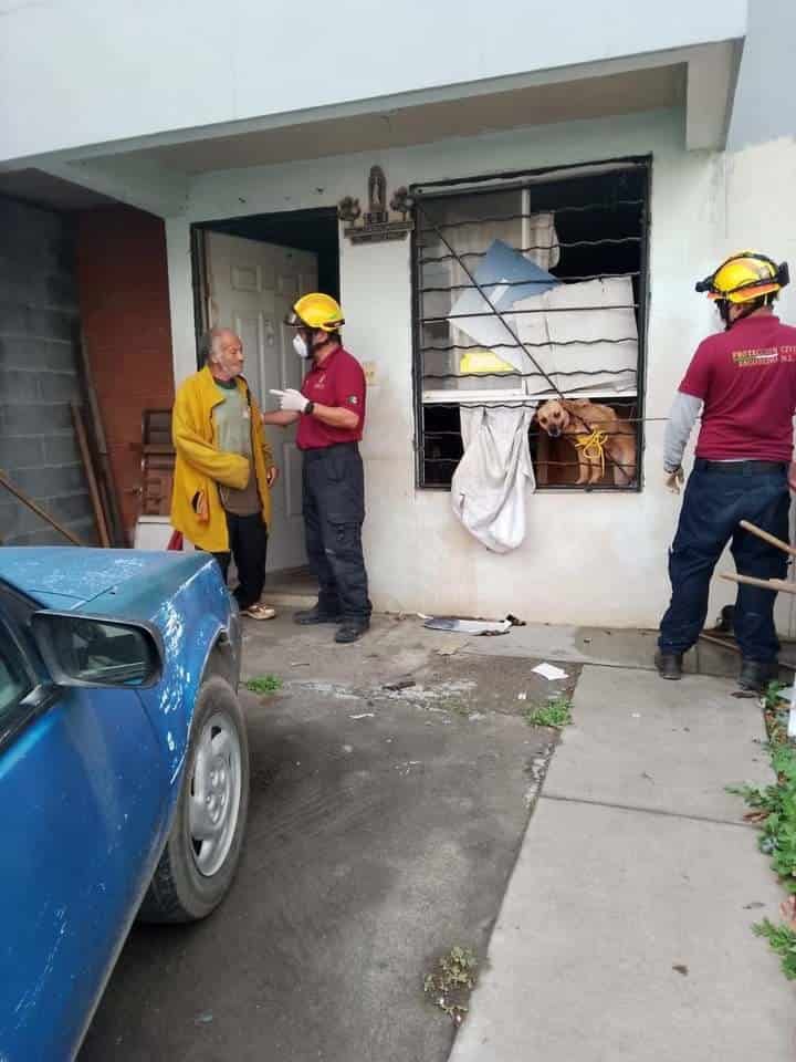 Un hombre de la tercera edad que se encontraba presuntamente en situación de abandono y en condiciones precarias, fue rescatado por las autoridades en el municipio de Escobedo, junto con su masco, ayer en la Colonia San Francisco.