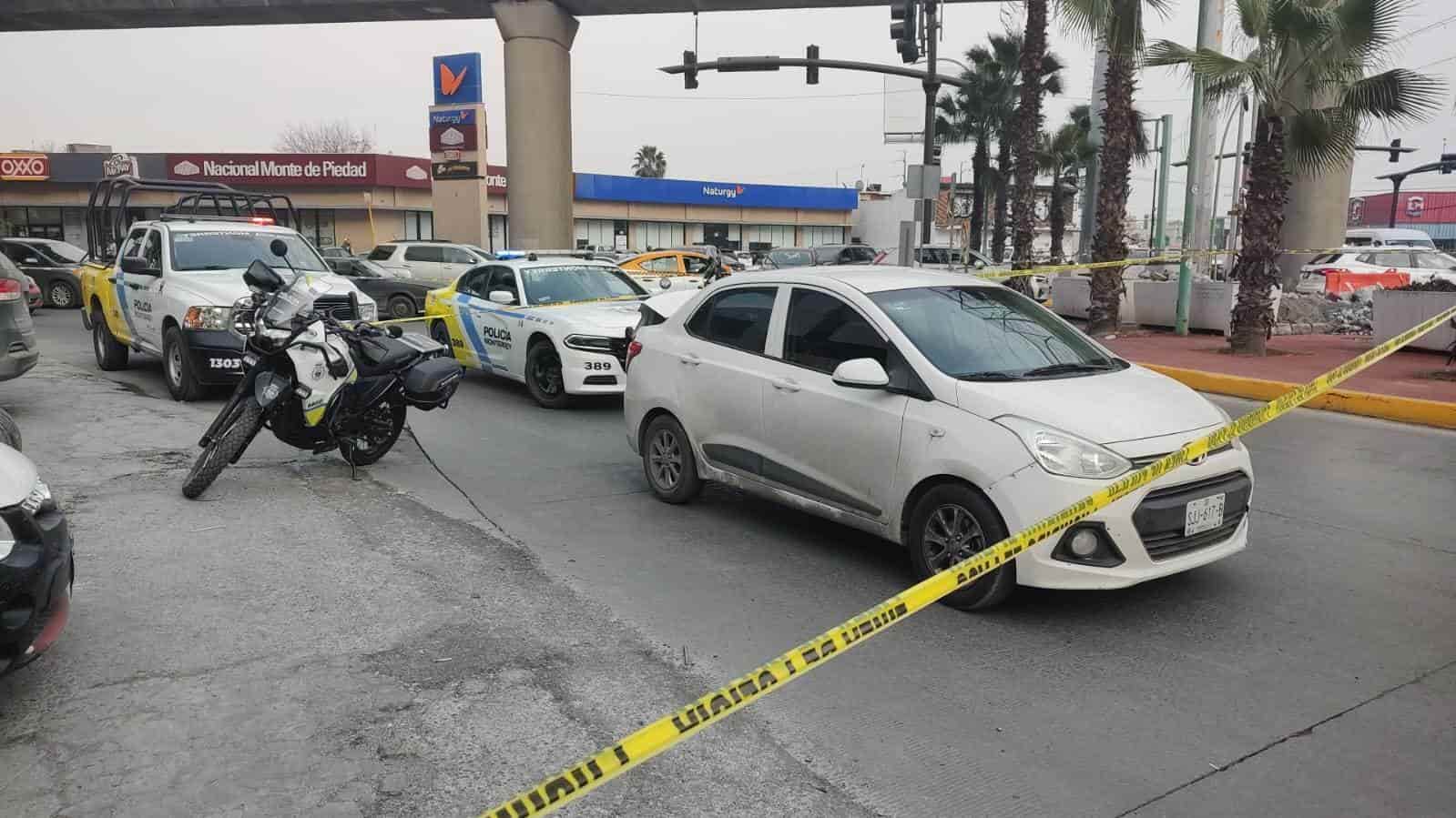 Después de recibir un reporte de personas armadas a bordo de un vehículo, dos hombres que presuntamente portaban un arma de fuego, fueron detenidos por oficiales de la Policía de Monterey, en la Colonia Mitras Norte.