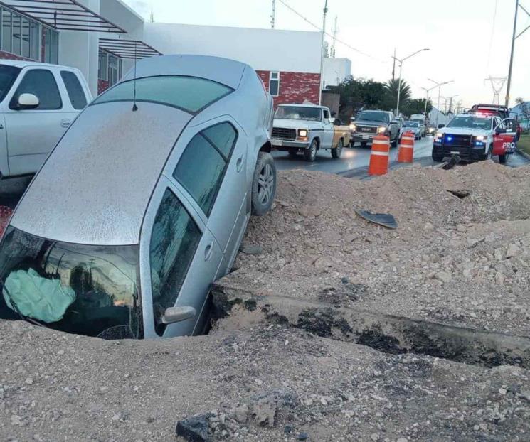 Cae auto a zanja de Agua y Drenaje en Escobedo Cae auto a zanja de Agua y Drenaje en Escobedo