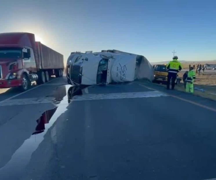Vuelca tráiler cargado con barrotes