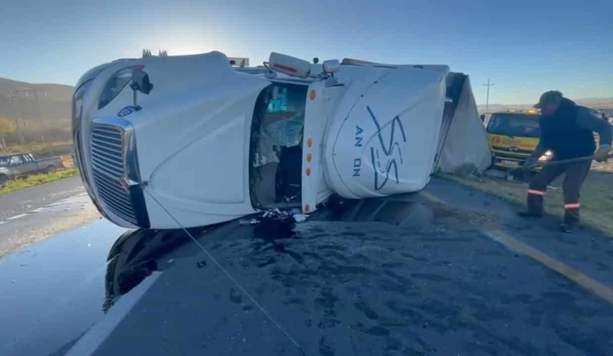 Un tráiler de doble remolque y cargado con abarrotes, volcó en la Carretera 57, ayer en el municipio de Galeana, resultando el operador lesionado, además de presuntamente se registraron actos de rapiña.