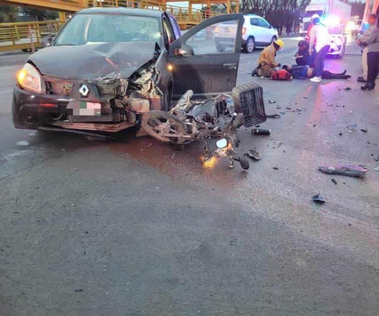Choca en su moto contra auto Choca en su moto contra auto
