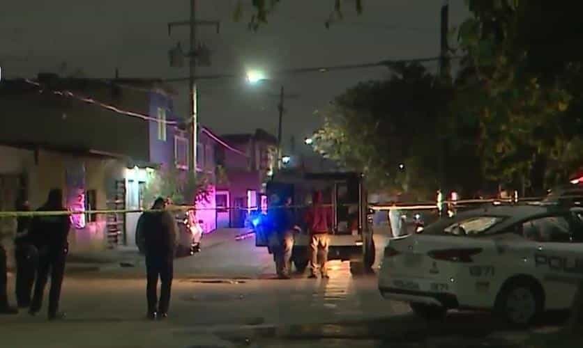 Un hombre sin vida y otro lesionado, dejó un ataque registrado la madrugada de ayer en un domicilio de la Colonia Prados del Nogalar, en el municipio de San Nicolás, donde se realizaron más de 10 detonaciones de arma de fuego.