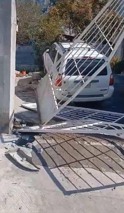 Estrella camioneta contra portón Estrella camioneta contra portón