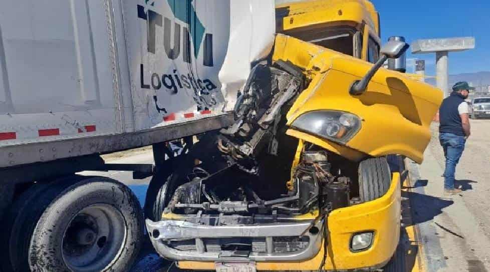 Un tramo de la Carretera 57 que cruza por el municipio de Galeana, quedo totalmente colapsada, debido a una carambola donde participaron cuatro tráileres.