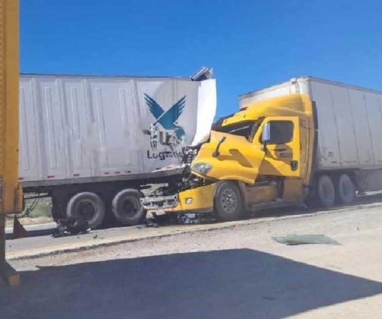 Protagonizan tráileres carambola en Galeana